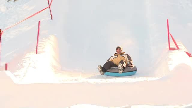 Weekend perfect pentru cei care au ales Paltinisul. Noua distractie preferata a turistilor: tubing-ul