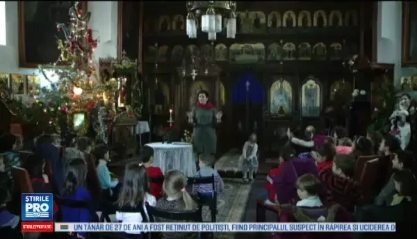 La initiativa unui preot din Iasi, studentii de la conservator i-au invatat gratuit colinde pe copii. Repetam si acasa