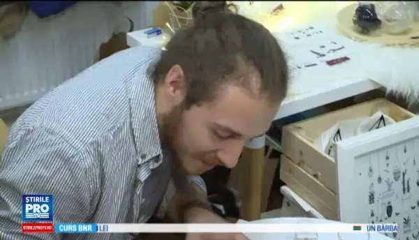 Targ alternativ de Craciun in Capitala. Tinerii artisti romani au creat manual decoratiuni, bijuterii si alte cadouri