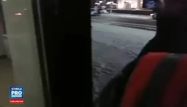 Batalie intre presupusi jihadisti si politie, filmata de trecatori pe strazile din Groznai. Cel putin 4 oameni au fost ucisi