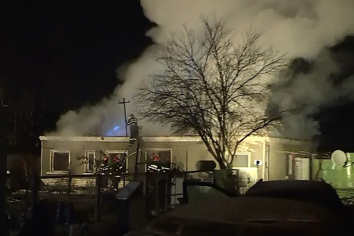 Un incendiu violent a afectat o casa din zona de nord a Capitalei. Imobilul a ars in totalitate