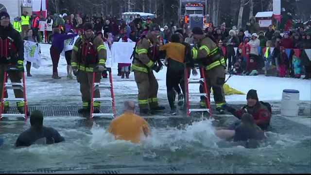 Eveniment caritabil in Alaska. Locuitorii au facut baie intr-un lac inghetat, la temperaturi de 0 grade