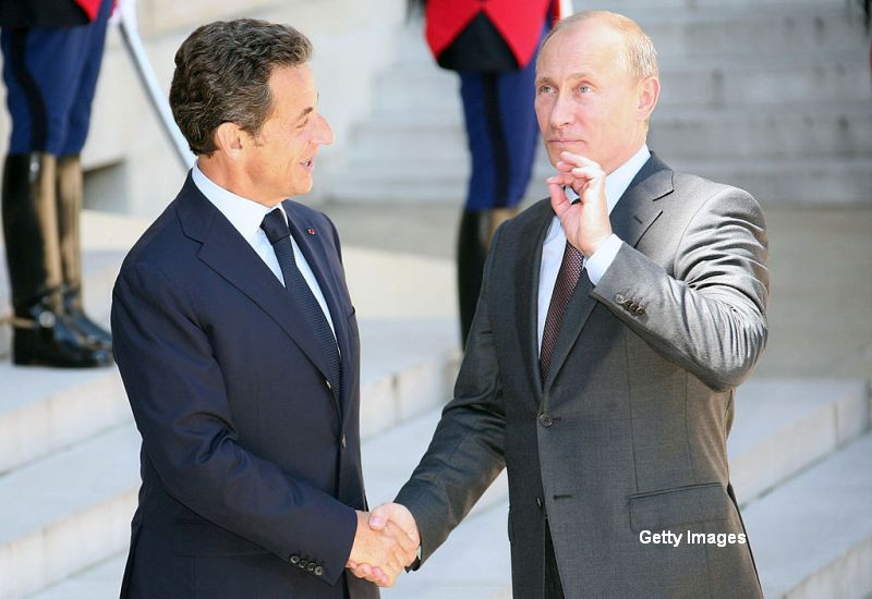 Cum l-ar fi umilit Vladimir Putin pe Nicolas Sarkozy. "Vezi tu, tara ta esta atata, iar tara mea este atata"