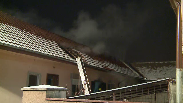 Acoperisul unei case a luat foc, iar o parte din pod s-a prabusit. De la ce a pornit incendiul