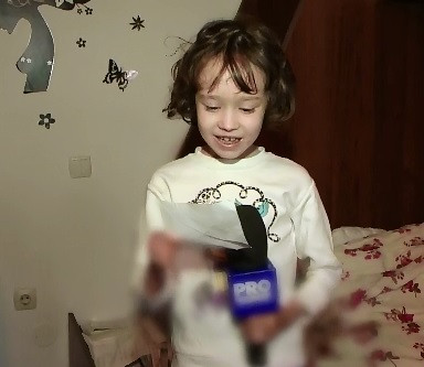 Alexandra isi doreste un singur lucru de la Mos Craciun: sa fie sanatoasa si sa nu mai simta durere.Boala rara de care sufera