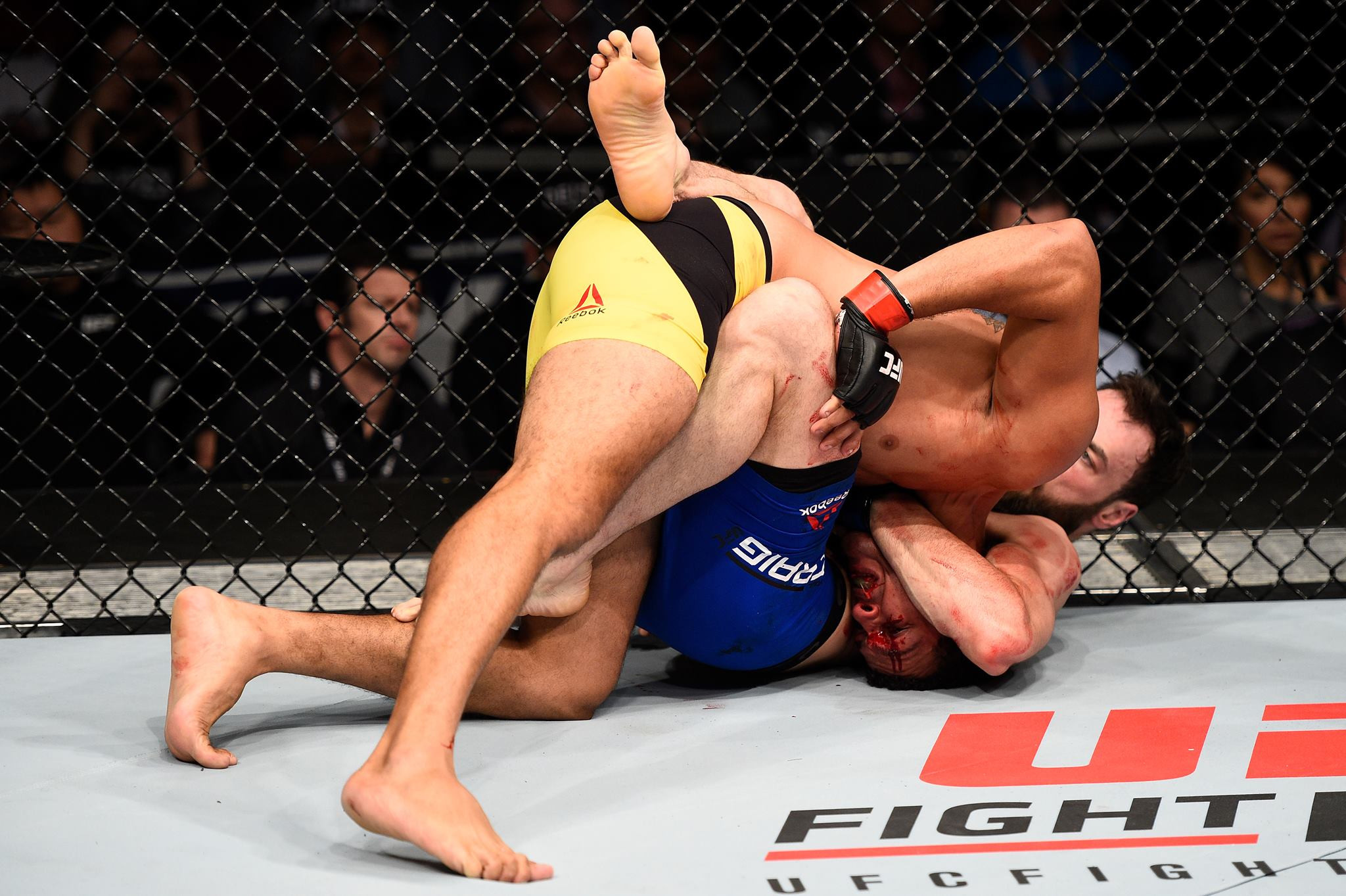 S-a lasat de fotbal si s-a apucat de lupte in MMA! Cum si-a distrus adversarul in primul meci din UFC