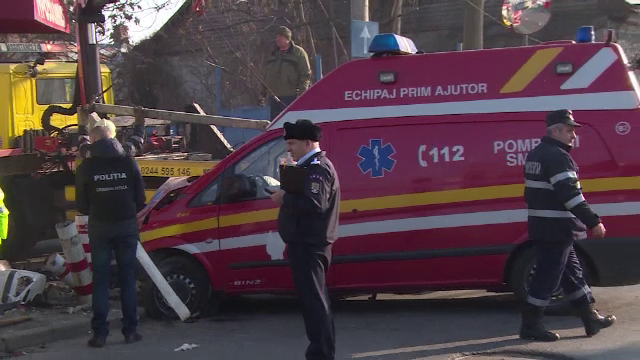 Ambulanta SMURD care transporta un bolnav diabetic, implicata intr-un grav accident. O soferita nu ar fi acordat prioritate