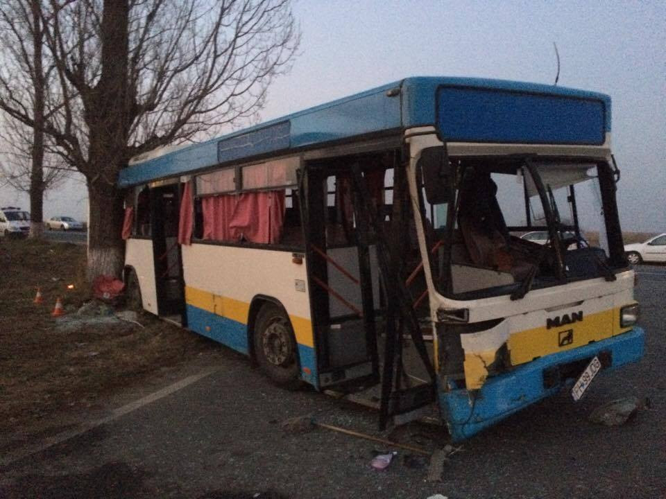 Grav accident in Prahova. O persoana a murit si 11 au fost ranite dupa ce o autoutilitara a intrat intr-un autobuz