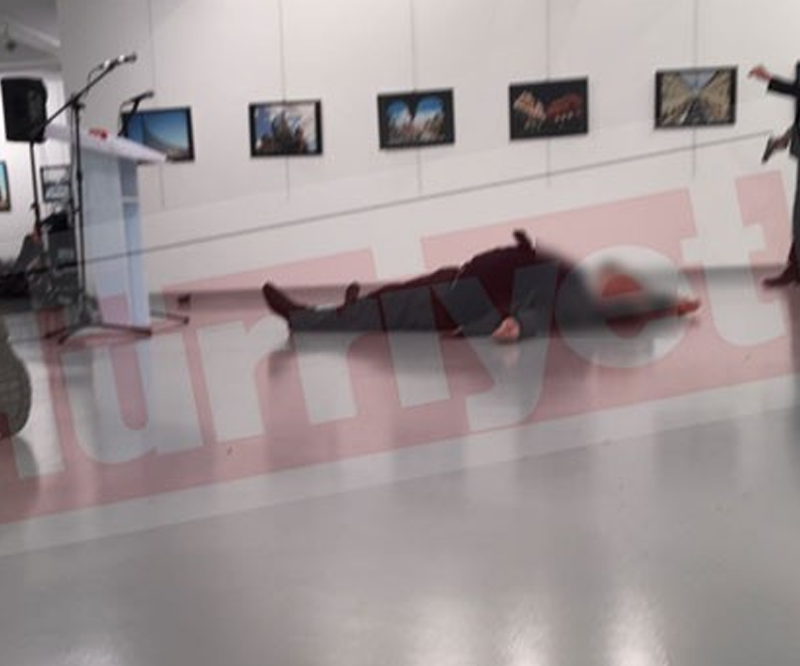 Momentul in care ambasadorul rus in Turcia e impuscat mortal de un politist in Ankara. Putin a discutat la telefon cu Erdogan