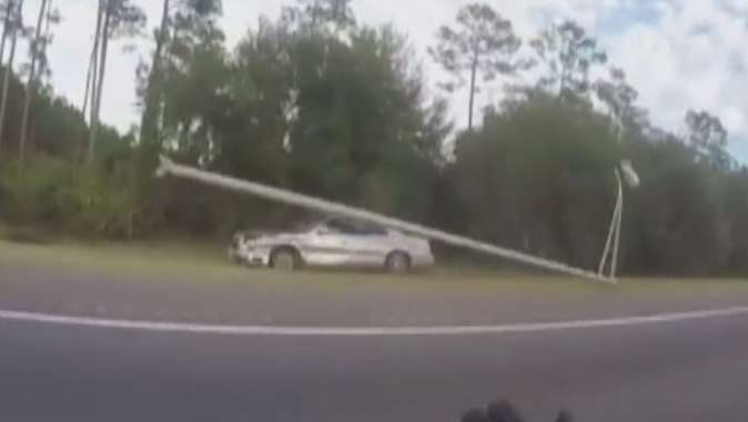 Scene de groaza pe o autostrada din Florida. Motivul pentru care un sofer a condus haotic si a doborat un stalp