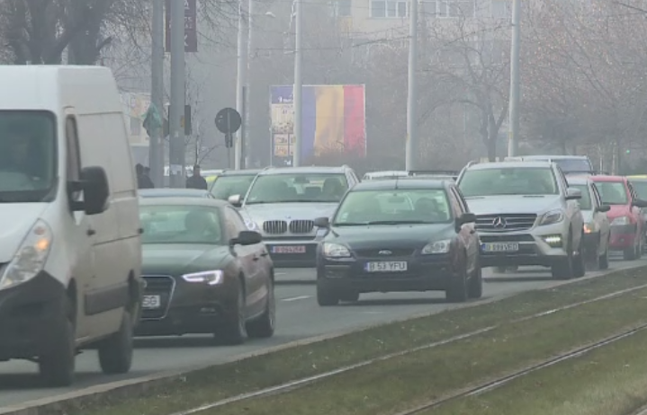 Trafic infernal in Capitala si aglomeratie in magazine, inaintea Craciunului. Recomandarile politistilor pentru soferi