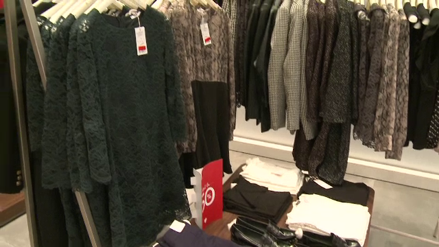 Reducerile de sarbatori au inceput, iar preturile s-au micsorat chiar si cu 70%. Cat a costat o rochie care luni era 199 lei