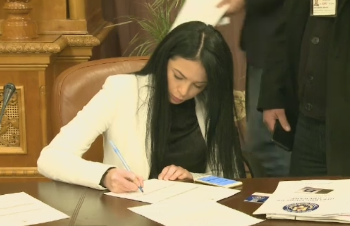 Noii parlamentari si-au ridicat legitimatiile si marti vor depune juramantul. Tanara fara facultate care a ajuns deputat