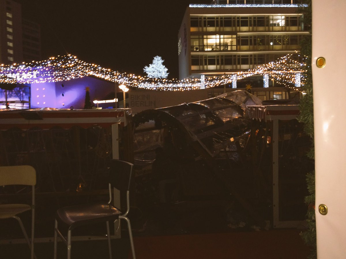 Atentat in Berlin. Un camion a intrat in multime, la un targ de Craciun: 9 morti si 50 de raniti. Soferul a fost arestat