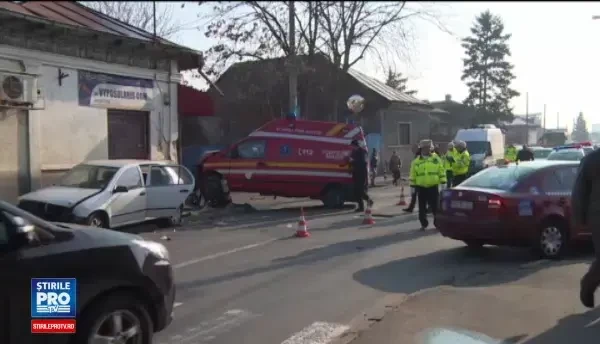 Ambulanta SMURD care transporta un bolnav diabetic, implicata intr-un grav accident. O soferita nu ar fi acordat prioritate
