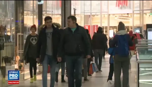 Romanii daruiesc de Craciun doar din obligatie si unii se imprumuta de bani. Ce fac unii cu cadourile neinspirate