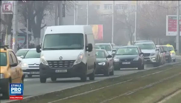 Trafic infernal in Capitala si aglomeratie in magazine, inaintea Craciunului. Recomandarile politistilor pentru soferi