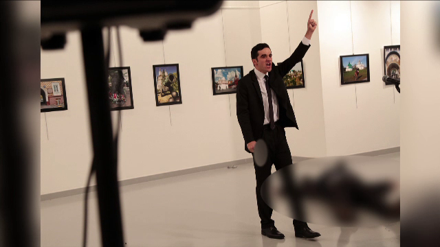 Politia turca a arestat 6 persoane in legatura cu uciderea ambasadorului rus Andrei Karlov. Familia atacatorului, retinuta