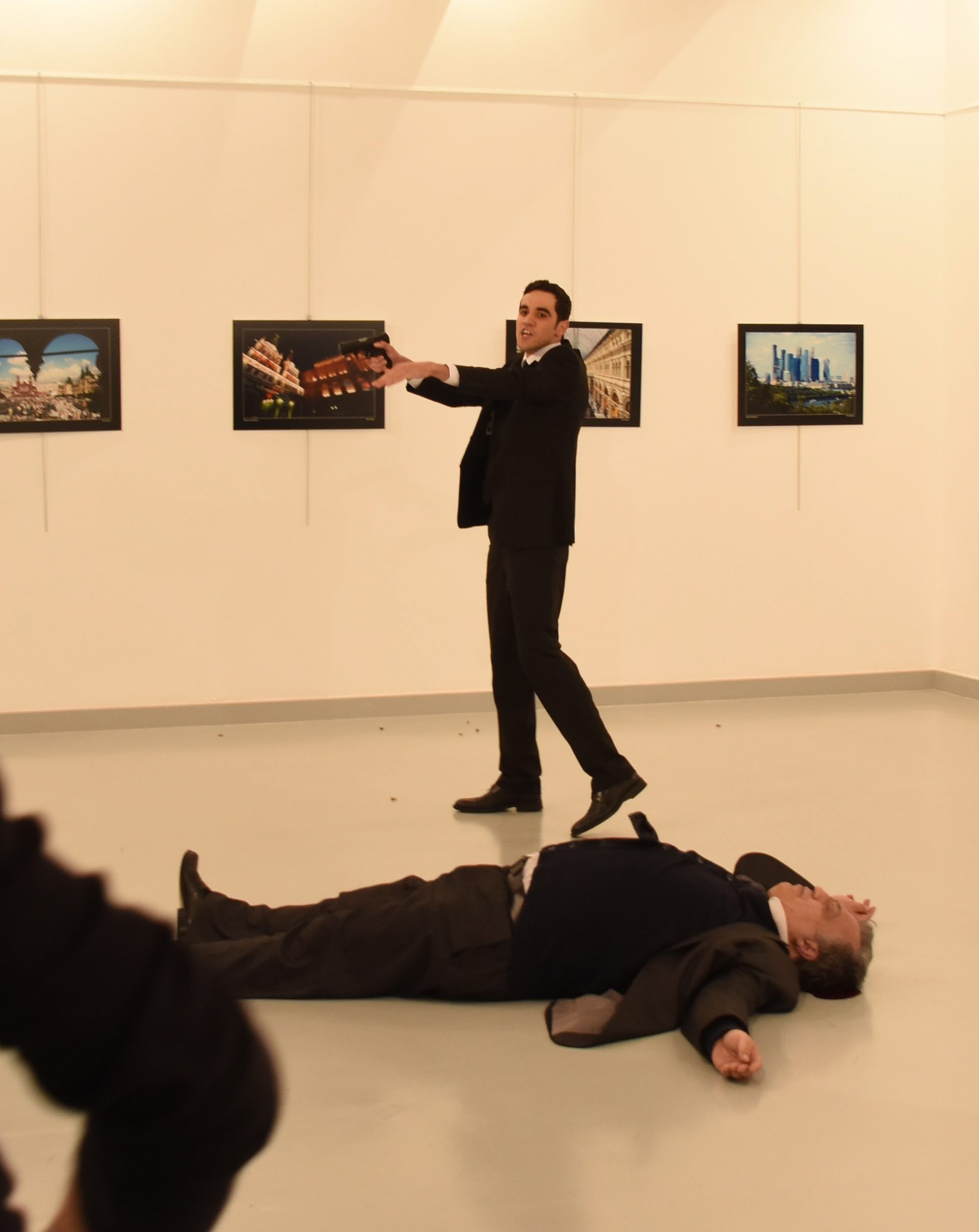 Rudele politistului care l-a ucis pe ambasadoul rus la Ankara au fost puse in libertate