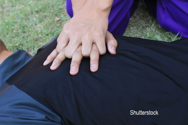 A incercat sa resusciteze un barbat impuscat, dar a fost arestat. Ce recompensa i-au oferit politistii pentru a ii cere scuze