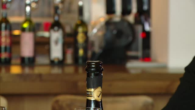In perioada sarbatorilor de iarna romanii beau vin cat pentru 2 luni. Cum recunoastem un vin rosu de calitate, dupa dop