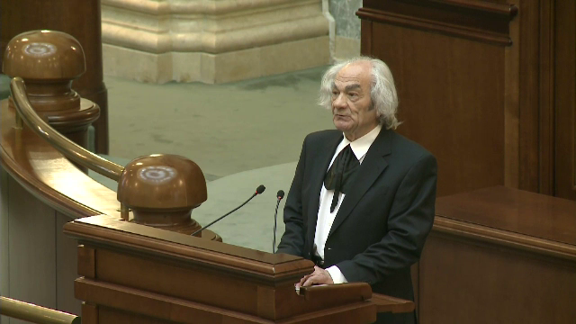 Prima sedinta de plen a noului Parlament. Leon Danaila a fost presedinte, datorita varstei: "Sunt un tanar politician"