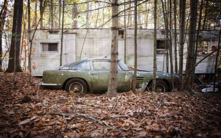 Au recuperat o masina abandonata in padure timp de 50 de ani si au scos-o la vanzare. Suma uriasa oferita