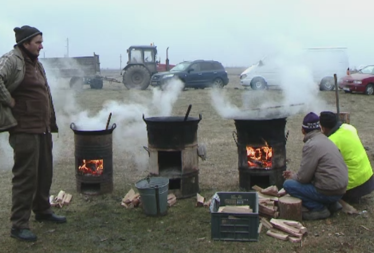 Competitie de gatit intre romani si sarbi de sarbatoarea Ignatului. Preparatele, donate centrelor pentru copii si batrani
