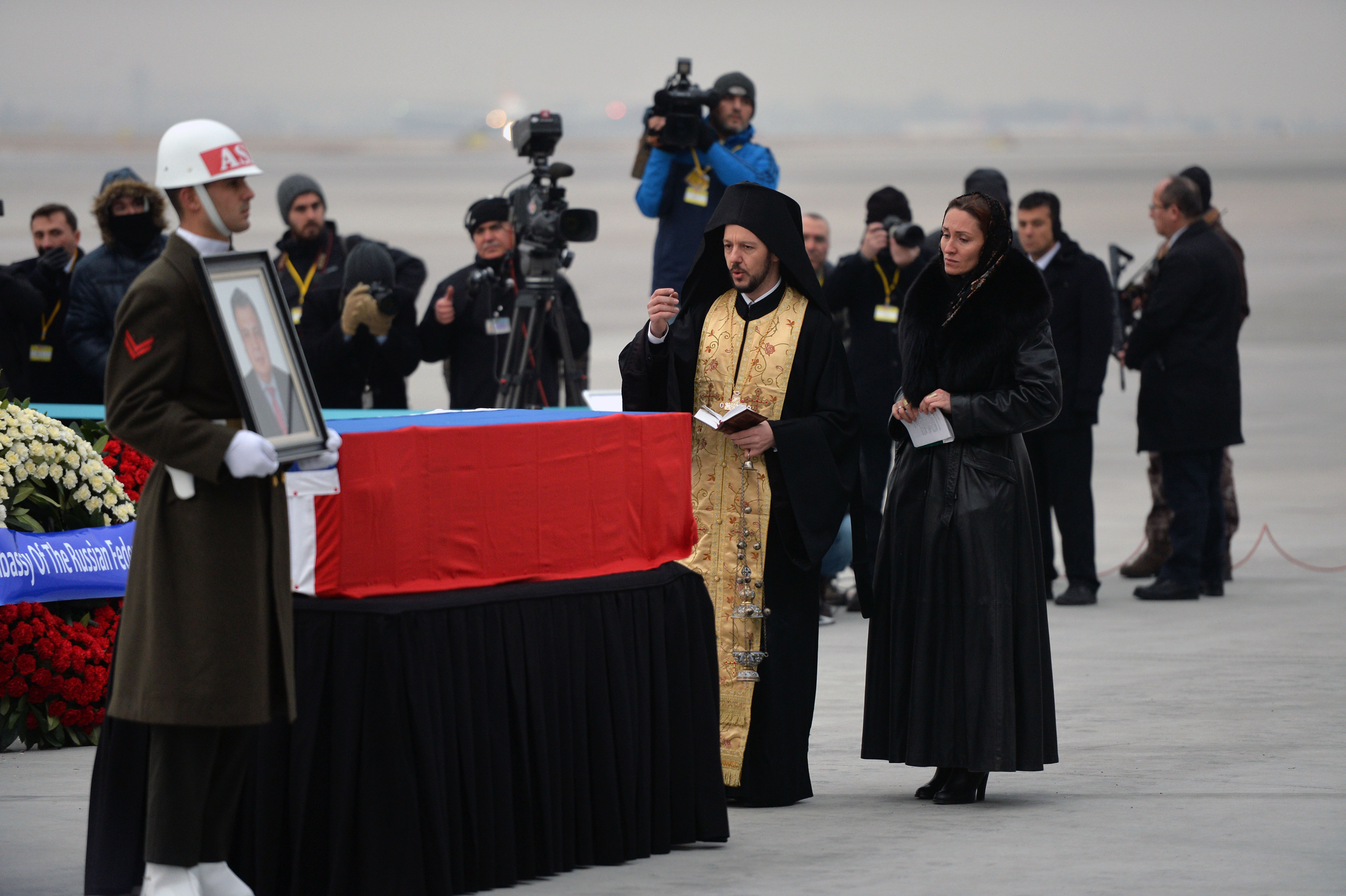 Trupul neinsufletit al ambasadorului rus, asasinat de un politist la Ankara, repatriat. Scenele rare petrecute pe aeroport