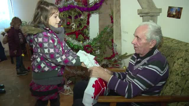 Au vandut tablouri pictate de ei, iar cu banii stransi le-au cumparat cadouri batranilor de la azil. "Mi-a parut rau de ei"