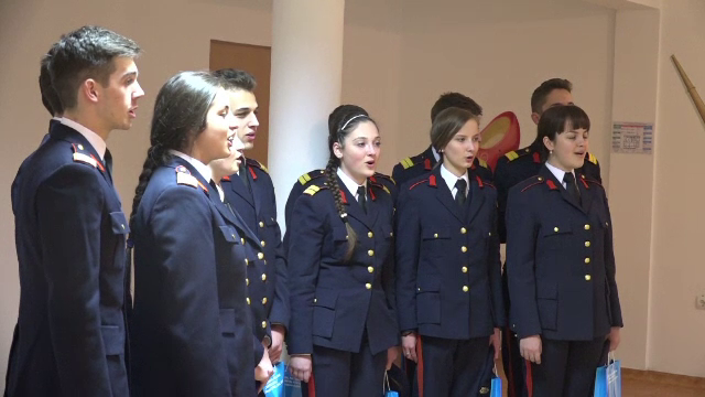 Bucuria batranilor de la un centru din Alba atunci cand elevii au mers sa ii colinde. Fata: "Am vazut din pacate realitatea"