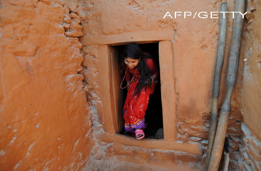 O adolescenta din Nepal a fost obligata sa traiasca intr-un adapost pentru ca era la menstruatie. Tanara a fost gasita moarta