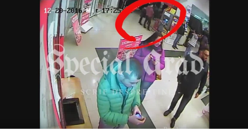 Barbat filmat de camera de supraveghere in timp de fura din magazin folosindu-se de un copil. Cum procedeaza. VIDEO