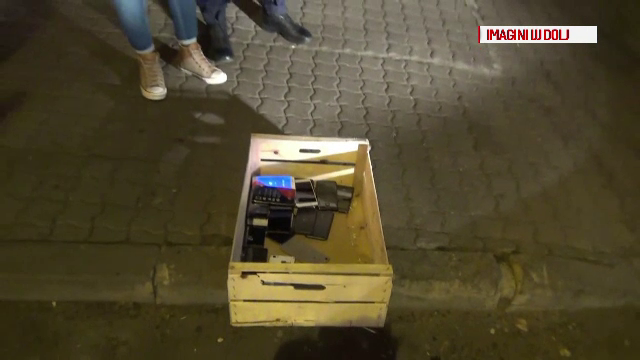 Doi tineri au furat cu lada telefoane dintr-un magazin din Craiova. Cate aparate de ultima generatie au gasit jandarmii