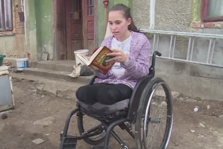 Povestea impresionanta a unei fete de 17 ani, imobilizata in scaun cu rotile. Cel mai mult isi doreste un telefon de la Mosul