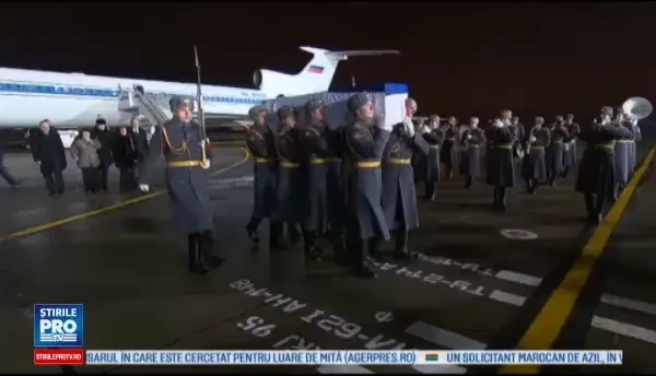 Trupul neinsufletit al ambasadorului rus, asasinat de un politist la Ankara, repatriat. Scenele rare petrecute pe aeroport