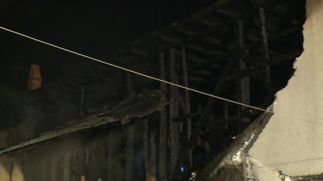 Au ramas pe strazi inaintea Sarbatorilor, dupa ce casele le-au luat foc. Un proprietar, scos cu forta din curtea locuintei