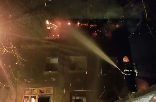 Panica pe o strada din Sectorul 1 al Capitalei. Incendiu intr-o casa parasita in care isi gasesc adapost oamenii strazii