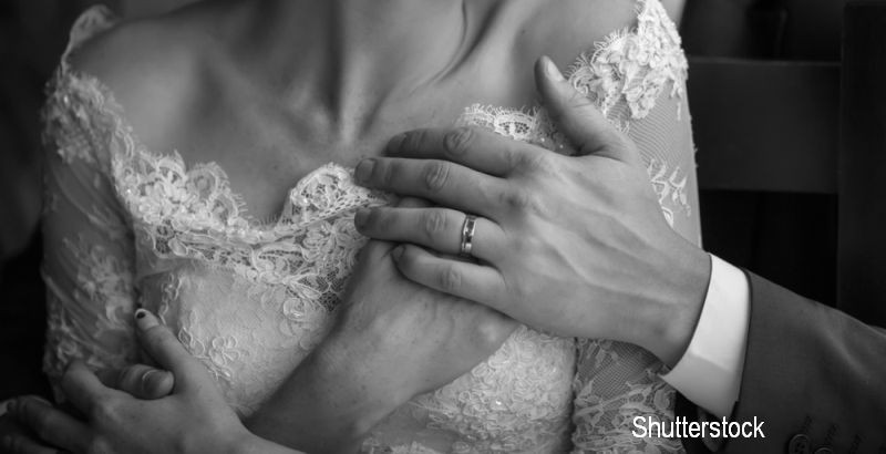 A fost hartuita sexual la propria nunta, chiar de catre invitati. Imagini socante filmate in China. VIDEO