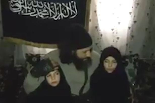 O femeie si-a imbratisat cele doua fiice si apoi le-a trimis intr-o misiune sinucigasa cu bomba. Ce a urmat dupa filmare