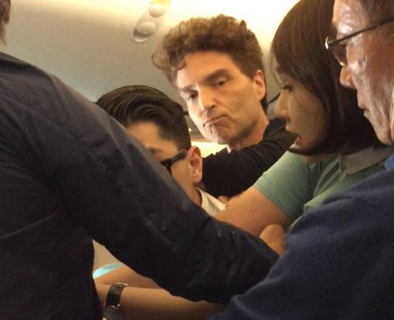 Un pasager violent dintr-un avion coreean a fost legat si pazit de 2 vedete. "Echipajul era complet neinstruit"