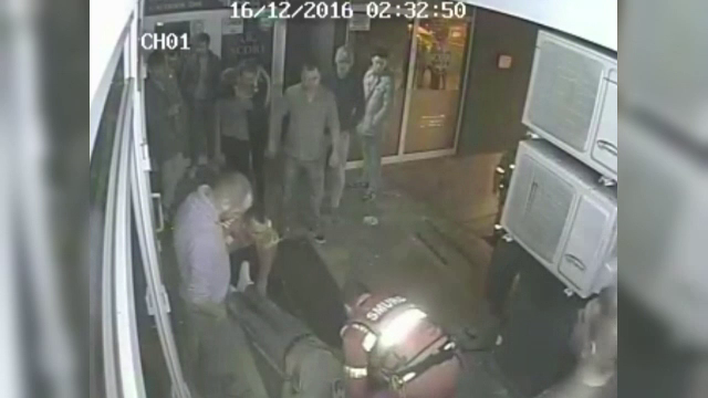 Un barbat a ajuns in stare grava, dupa ce le-a luat apararea prietenelor lui. Martorii au fost nevoiti sa il resusciteze