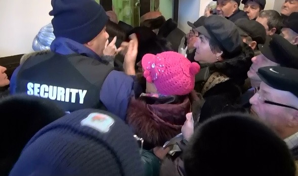 Adevarate lupte corp la corp date pentru un bilet la Revelionul Pensionarilor, in Galati. In ce a constat absurdul situatiei