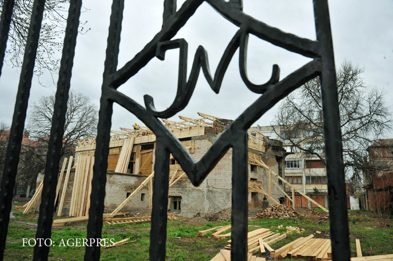 Un clan tiganesc a fost obligat de instanta sa restaureze o casa de patrimoniu. Cui i-a apartinut cladirea