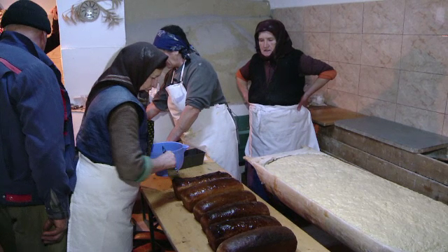 Ritualul pregatirii cozonacilor de Craciun intr-un sat din Sibiu. De ce nu renunta femeile la framantatul cu mana
