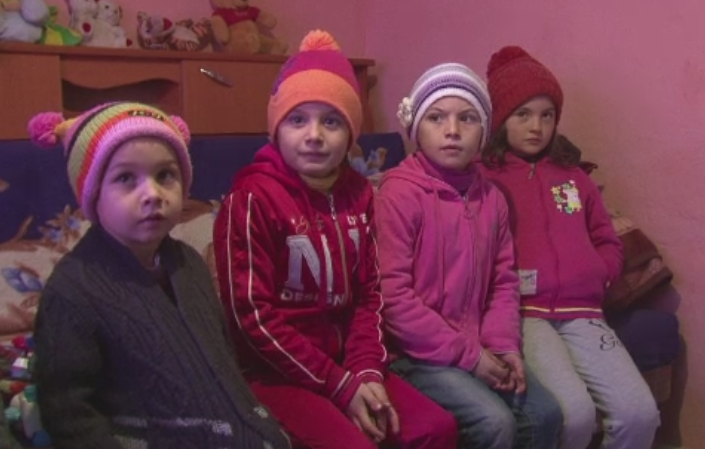 Casa cu 3 camere in care traiesc 13 oameni. Copiii viseaza haine si mancare de Craciun: "Ma straduiesc sa ii tin in scoala"
