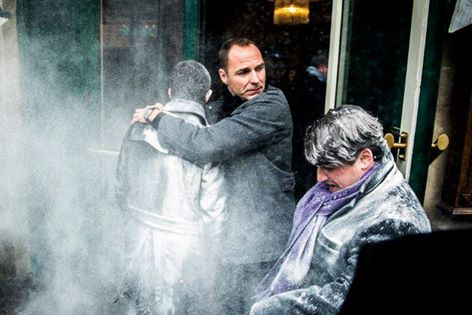 Candidatul Partidului Socialist la presedintie, Manuel Valls, atacat cu faina la Strasbourg. Reactia sa dupa incident. VIDEO