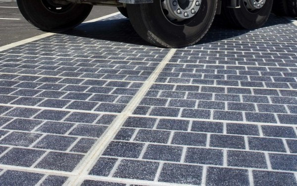Prima strada solara din lume a fost deschisa. Cat a costat un km de drum acoperit cu panouri solare