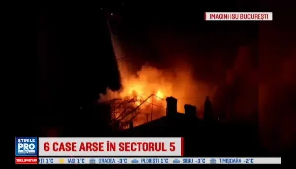 Au ramas pe strazi inaintea Sarbatorilor, dupa ce casele le-au luat foc. Un proprietar, scos cu forta din curtea locuintei