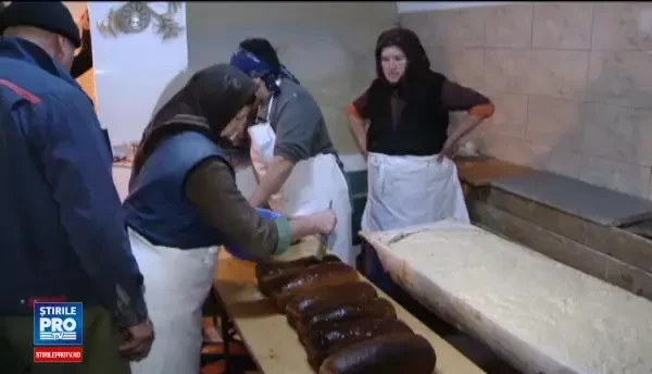 Ritualul pregatirii cozonacilor de Craciun intr-un sat din Sibiu. De ce nu renunta femeile la framantatul cu mana